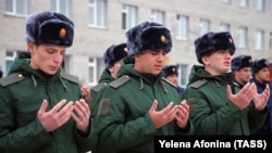 Грозный. Новобранцы осеннего призыва во время построения в военном комиссариате Чечни перед отправкой к месту службы