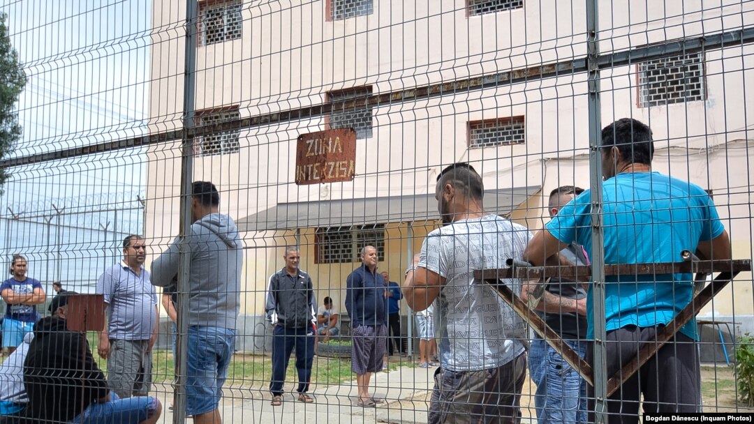 Deținuții, o forță de muncă la care patronii spun că apelează de nevoie.