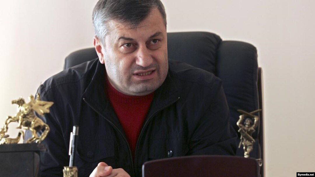 Источник в правительстве сообщил, что на данный момент Эдуард Кокойты находится в Москве, где с ним ведутся переговоры