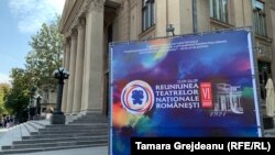 Afișul reuniunii teatrelor naționale românești, din fața Teatrului Național „Mihai Eminescu”