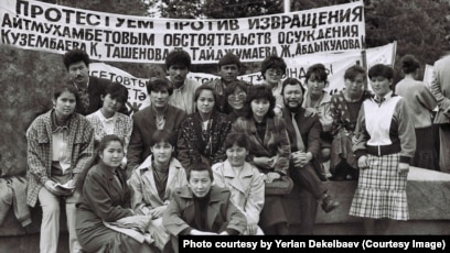 Әдемі қыздар мен әдемі көйлектер мастурбация жасайды, эротикалық фотолар мен бейнелер.