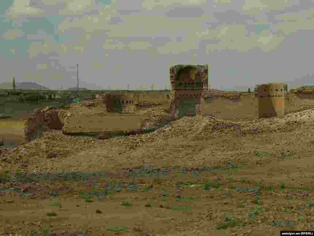 Անիի պարիսպները