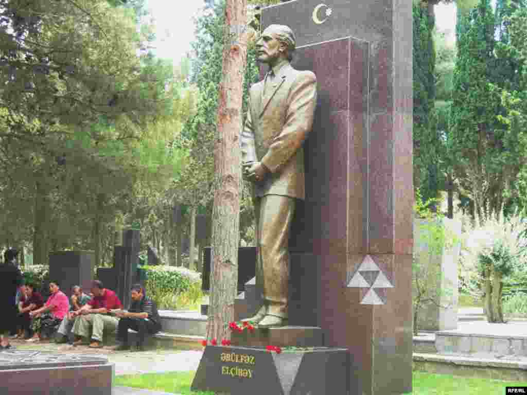 Elçibəyin qəbirüstü abidəsi - Azərbaycanın xalq azadlıq hərəkatının liderlərindən biri, ölkənin ikinci prezidenti olmuş Əbülfəz Elçibəy Fəxri Xiyabanda dəfn olunub