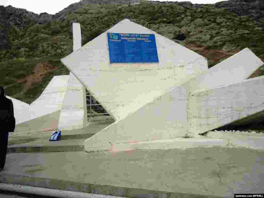 Köw-ata ýerasty kölüň girelgesi