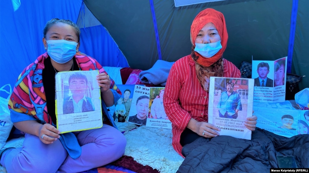Алтынай Арасан (слева), у которой в китайском регионе Синьцзян пропал муж, и Алмахан Мырзан, требующая освобождения осуждённого в Синьцзяне брата, сидят в палатке у здания консульства Китая. Алматы, 13 сентября 2021 года