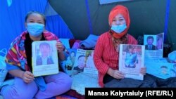 Алтынай Арасан (слева), у которой в китайском регионе Синьцзян пропал муж, и Алмахан Мырзан, требующая освобождения осуждённого в Синьцзяне брата, сидят в палатке у здания консульства Китая. Алматы, 13 сентября 2021 года