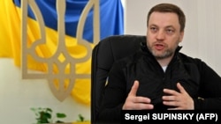 Загалом, за словами Дениса Монастирського, понад 1 300 населених пунктів лишаються знеструмленими