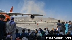 Бегалци од Авганистан на аердромот во Кабул 