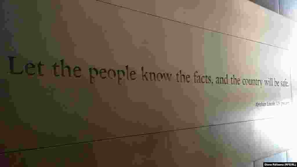 Citat al fostului președinte american Abraham Lincoln la ieșirea din Muzeul Presei.