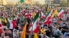 Demonstranti u Teheranu nose iranske zastave i postere vrhovnog vođe ajatolaha Alija Hamneija, uzvikujući slogane protiv SAD i Izraela, 24. jun 2025.