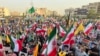 Протестувальники несуть іранські прапори та плакати з портретами верховного лідера аятоли Алі Хаменеї, скандуючи антиамериканські та антиізраїльські гасла в Тегерані. 24 червня 2025 року
