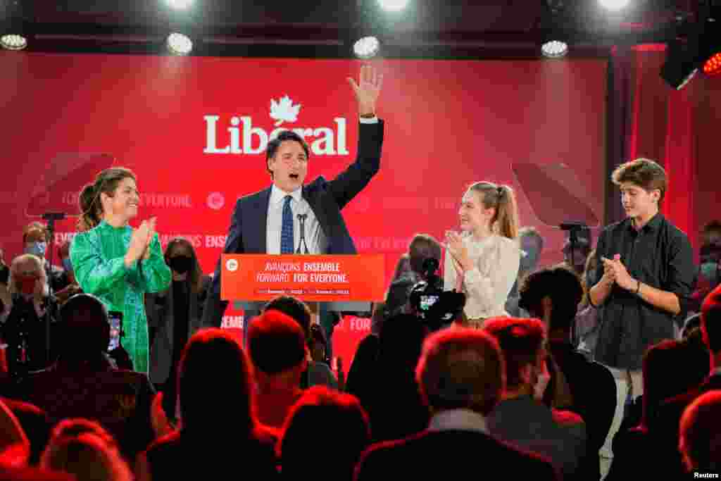 КАНАДА - Канадскиот премиер Џастин Трудо освои трет мандат на функцијата, откако неговата Либерална партија освои најголем број места на парламентарните избори, но се пак не обезбеди мнозинство во Парламентот.