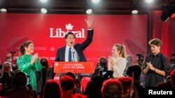 Kryeministri kanadez, Justin Trudeau, i shoqëruar nga gruaja dhe fëmijët, flet para mbështetësve më 21 shtator 2021.