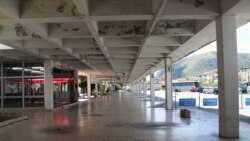 Tek pokoji putnik na Autobuskoj stanici u Mostaru, septembar 2020.