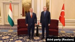 Orbán Viktor és Recep Tayyip Erdoğan a 2021. júniusi NATO-csúcson. A két ország igenjére vár Finnország és Svédország