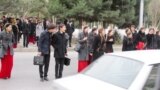 Türkmenistanda okuwdan öýlerine gaýdyp barýan talyp ýaşlary.