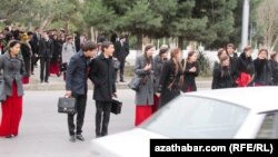 Türkmenistanda okuwdan öýlerine gaýdyp barýan talyp ýaşlary.