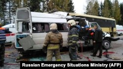 Російські рятувальники на місці ДТП у Тверській області Росії, 5 жовтня 2018 року