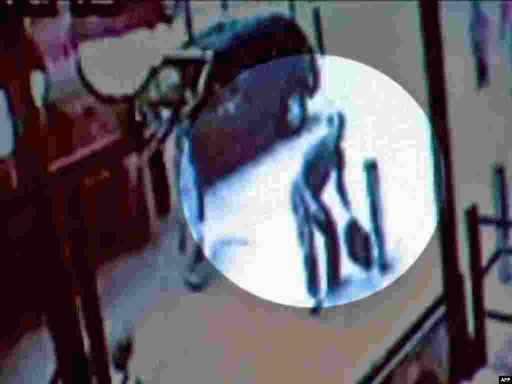 ЗША, Нью-Ёрк: выява з камэры назіраньня на Тайм-сквэр, што зафіксавала чалавека побач з замінаванай машынай.