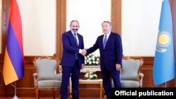 Премьер-министр Армении Никол Пашинян (слева) и президент Казахстана Нурсултан Назарбаев (архив)