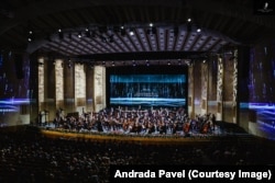 Anul acesta, în sectoarele J, K, L ale Sălii Palatului, va fi montată o pânză specială care să poată reflecta sunetul și spectatorii să audă mai bine.