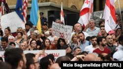 Gürcüstan parlamentinin qarşısında etiraz aksiyası