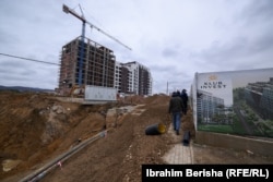 Një bilbord i vendosur nga kompania Klub Invest skaj vendpunishtes ku pati rrëshqitje të dheut.