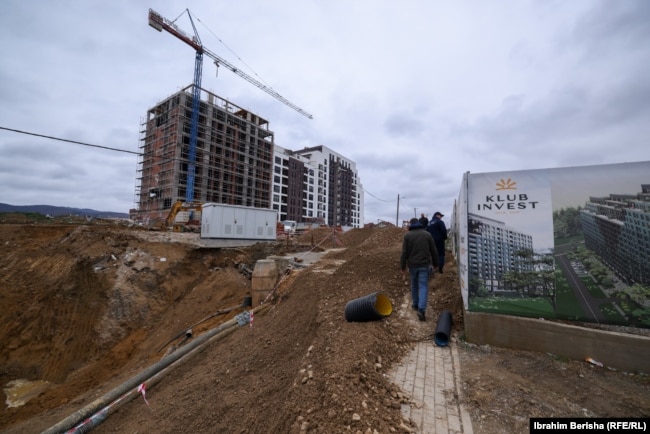 Një bilbord i vendosur nga kompania Klub Invest skaj vendpunishtes ku pati rrëshqitje të dheut.