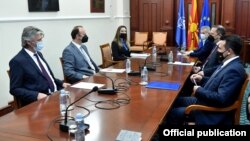 Фотографија од средбата на премиерот Зоран Заев со претставници на Алијанса и Алтернатива за законот за државјанство