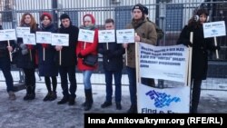 Акция в поддержку пропавших в Крыму под посольством России, 23 декабря 2016 года