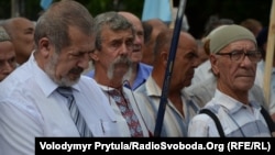 Рефат Чубаров (ліворуч) на мітингу у Сімферополі, 23 серпня 2013 року