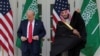 دونالد ترامپ (چپ) رئیس‌جمهوری آمریکا و محمد بن سلمان، ولیعهد عربستان سعودی، در مراسم استقبال رسمی در کاخ سفید
