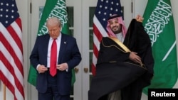 دونالد ترامپ (چپ) رئیس‌جمهوری آمریکا و محمد بن سلمان، ولیعهد عربستان سعودی، در مراسم استقبال رسمی در کاخ سفید