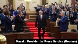 Бывший президент Казахстана Нурсултан Назарбаев спускается во время церемонии приведения к присяге Касым-Жомарта Токаева в качестве исполняющего обязанности президента Казахстана на совместном заседании палат парламента в Астане, Казахстан, 20 марта 2019 года.