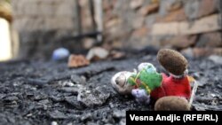 Ёнғин 6 ёшли Холида 3 яшар укасига сут иситиб бераётган маҳал қўлидаги сочиқ оловга тегиб ёниб кетишидан чиққан. 