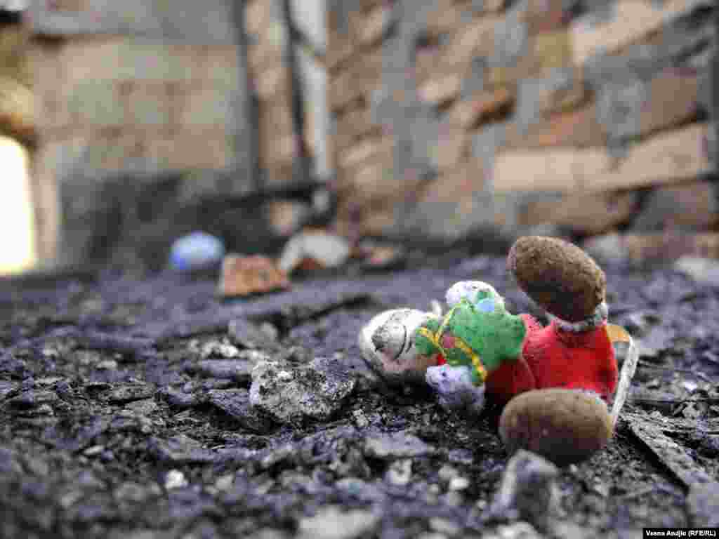 Požar u romskom naselju u Zvečanskoj ulici, privremeno je iseljeno 120 osoba, Beograd, 28.11.2011. 