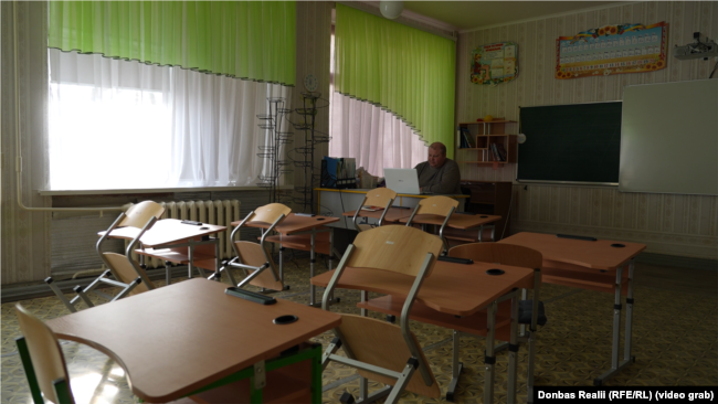 Віктор Іванович проводить онлайн-урок із першокласниками