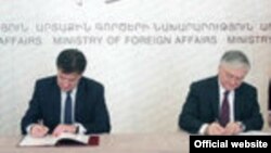 Армения - Совместная пресс-конференция глав МИД Армении и Словакии - Эдварда Налбандяна и Мирослава Лайчака (справа), Ереван, 10 апреля 2013 г. 