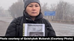 2022 жылғы Қаңтар оқиғасы кезінде Алматыда оққа ұшқан Әкімжан Бектұрғанның жесірі Шапағат Кадирова әділдік іздеп Алматыдан Астанаға жаяу жорыққа шықты. Алматы, 8 желтоқсан, 2025 жыл.