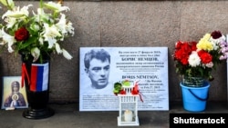 Ресей оппозиционері Борис Немцов қаза болған жердегі халық орнатқан мемориал. 