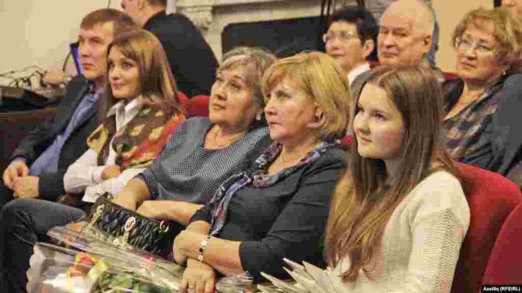 Тамашачы сәхнәдән сөйләүчеләрне игътибар белән тыңлады