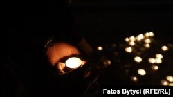 Në mbrëmjen e 25 korrikut, në Prishtinë, pranë Teatrit Kombëtar u ndezën qirinj për të nderuar viktimat në aksidentin në Kroaci. 