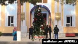 Туркменистан (фото из архива). Туркменские бюджетники сдают деньги на украшения к Новому году на протяжении многих лет.