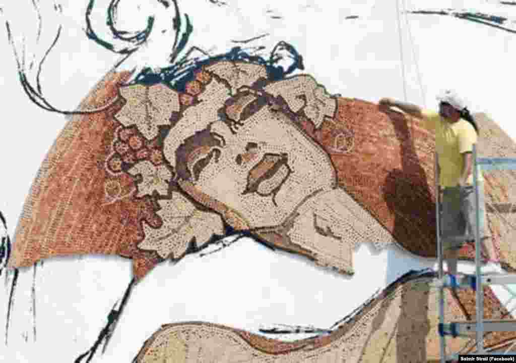 Më 20 korrik 2008, një marrëveshje ndërmjet artistit Saimir Strati dhe hotelit Sheraton Tirana çoi në nisjen e punëve të një mozaiku me konceptin Mesdheu. Për të u përdorën 229, 764 tapa mbi një sipërfaqe prej 91, 87 m2. Mozaiku u kompletua brenda 27 ditësh në Hotelin Sheraton.