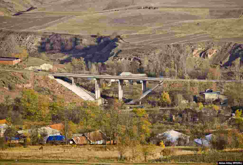 Novasartovka ilə Şınıx, Baş Kənd, İvanovka və s. kəndləri birləşdirən əsas yoldakı yenicə təmirdən çıxmış beton körpü.