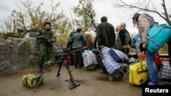 Иллюстрационное фото. Мирные жители на блокпосте пророссийских боевиков, Станица Луганская, октябрь 2016 года