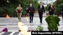Политики с утра несут цветы к мемориалу неизвестного солдата в Тбилиси