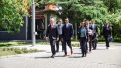 Kongresmeni Kit Self i Suhas Subramanjam, s otpravnicom poslova ambasade SAD Anu Pratipati, idu ka zgradi Vlade Kosova, 27. maj 2026.