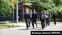 Kongresmeni Kit Self i Suhas Subramanjam, s otpravnicom poslova ambasade SAD Anu Pratipati, idu ka zgradi Vlade Kosova, 27. maj 2026.