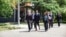Kongresmeni Kit Self i Suhas Subramanjam, s otpravnicom poslova ambasade SAD Anu Pratipati, idu ka zgradi Vlade Kosova, 27. maj 2026.
